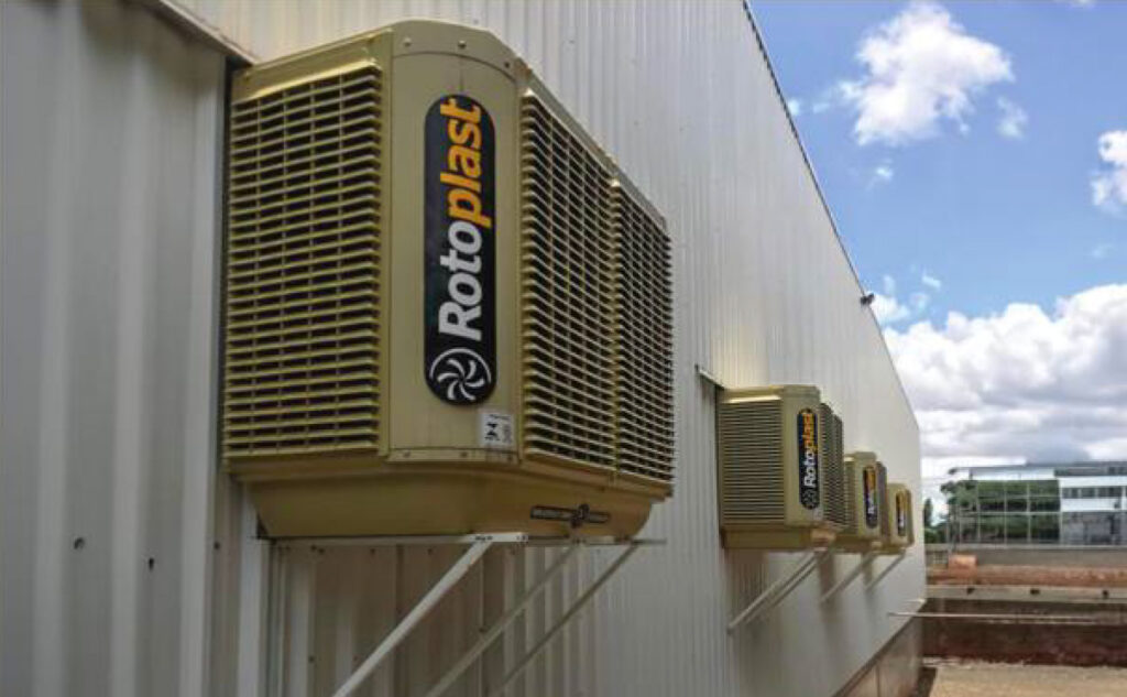 Climatizador evaporativo industrial Rotoplast em galpão atendido pela HRV Soluções Empresariais em São Paulo